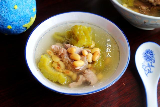 苦瓜排骨汤，苦瓜排骨汤怎么炖不苦（苦瓜排骨汤的做法）