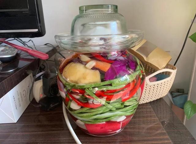 泡菜生花用什么方法可以去掉，泡菜怎么泡不生花（泡酸菜如何不生白花）