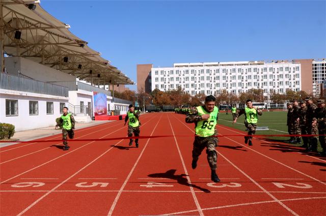 运动会新闻稿范文，学校体育运动会新闻稿（这场军体运动会）