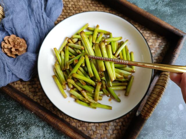 腌蒜苔怎么腌好吃又脆（饭店卖18元一份的腌蒜苔）