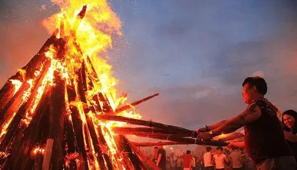 彝族风俗节庆，彝族的传统节日和风俗（薪火相传——彝族火把节）