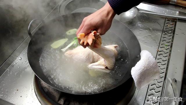 白斩鸡的制作方法和配料，白斩鸡的做法和配料（一定不能直接下锅煮）