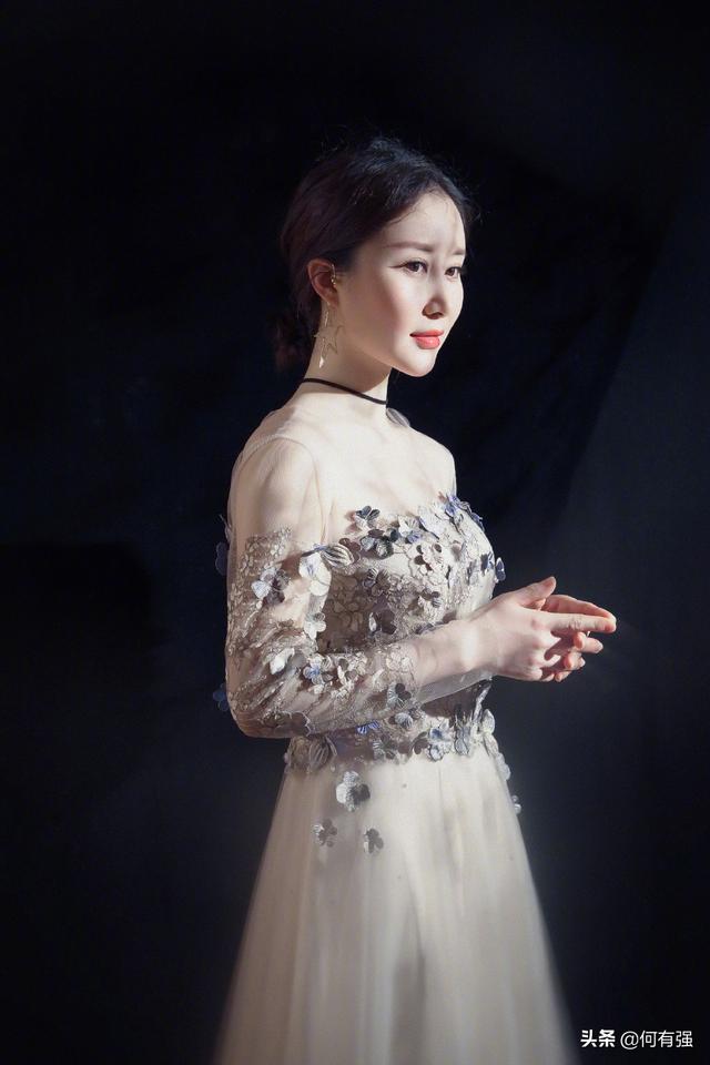 舒畅的穿搭却越来越惊艳了，舒畅近照穿紧身基础装秀出好身材