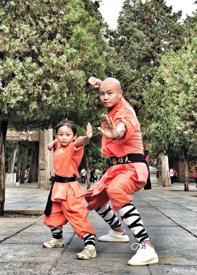 乐嘉回应强吻谢娜事件，他感情坎坷，一共有三段婚姻，三个孩子