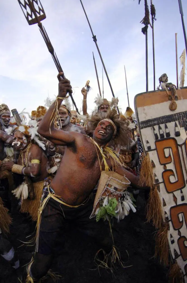 人肉可以吃吗，狗肉可以吃吗（在古老的食人族部落里）