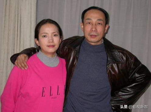 张丰毅开5百万豪车兜风，小12岁娇妻坐副驾，后座狗狗价值不菲