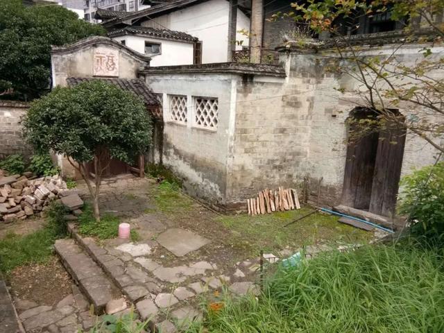 许卫国的人物履历，许卫国（：翻越湖南省沅陵县原始部落居住地——磨鹰岩）