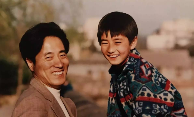 瞧这一家子大结局，瞧这一家子剧情介绍（顶着嘘声拼命、父亲去世才暴露身份）