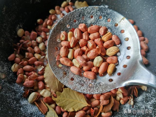 花生米怎么炒又香又脆，怎么炒花生米又香又脆又甜（炒花生不一样的做法）