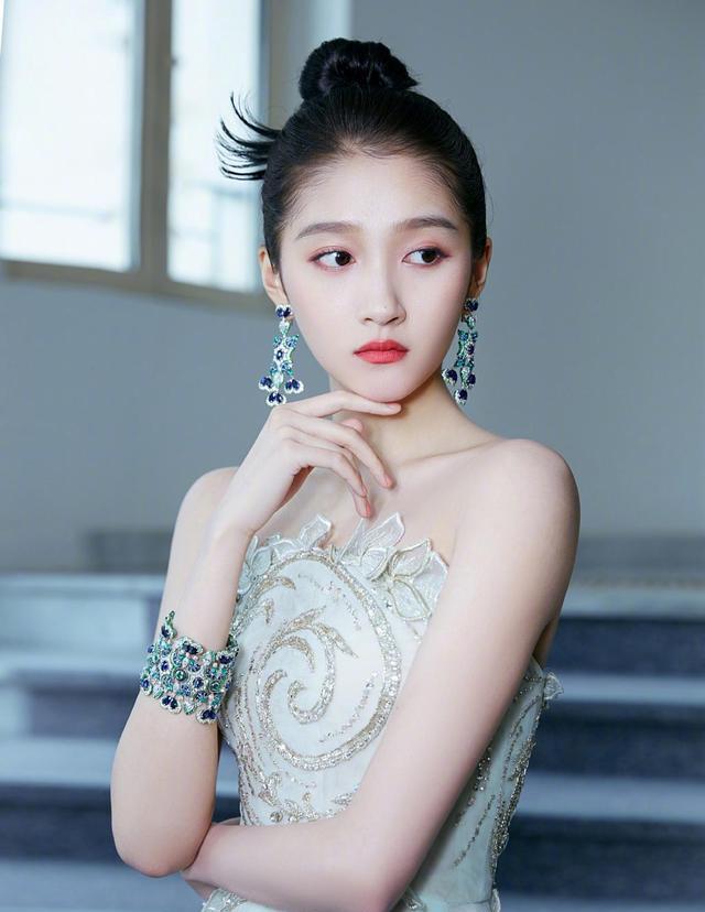 披头散发饼是什么意思，披头散发的意思是什么 （4个“特征”的女生）