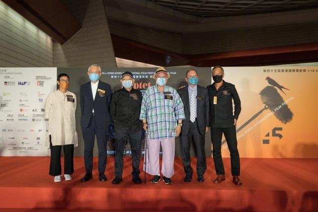 洪金宝现状照，合照稳居C位气场足