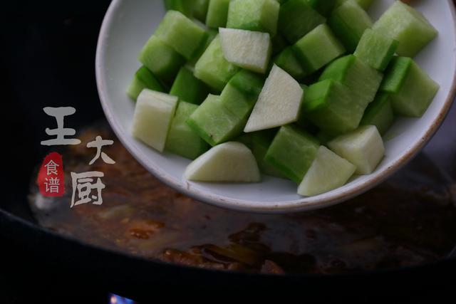 牛肉炖什么好吃，牛肉跟什么煮好吃（牛肉炖萝卜的家常做法）