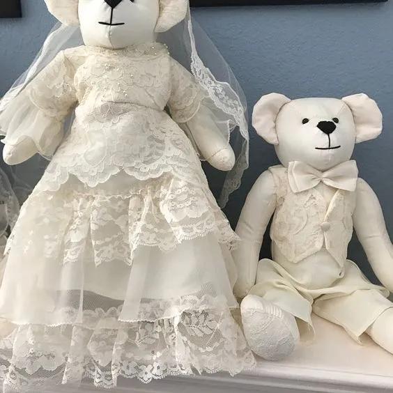 旧衣服怎样巧妙处理或利用，旧衣服怎么合理利用（妈妈把孩子的旧衣服变成了小熊玩偶）