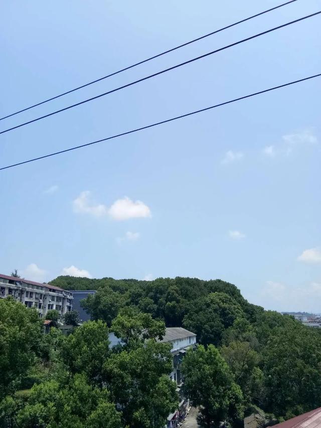 许卫国的人物履历，许卫国（：翻越湖南省沅陵县原始部落居住地——磨鹰岩）