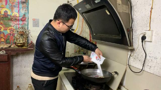 咸鸡蛋的腌制方法，盐水咸鸡蛋的腌制方法图解（多加这“2种料”）