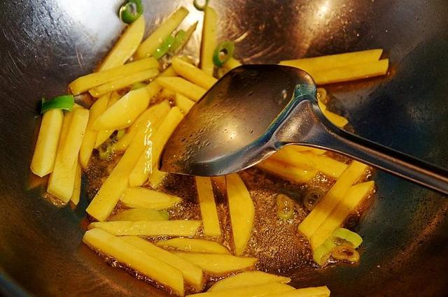 炒茄子土豆丝的家常做法，炒茄子土豆丝的家常做法视频（土豆和它才是“天生一对”）