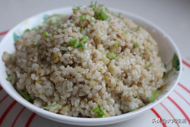 茄子炒饭怎么做，炒茄子拌面条的家常做法（做一盘咸鲜实惠炒饭）