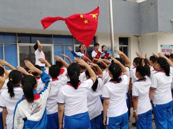 升旗仪式感想作文，壮观的升旗仪式作文600字（柳舒涵《升旗有感》）