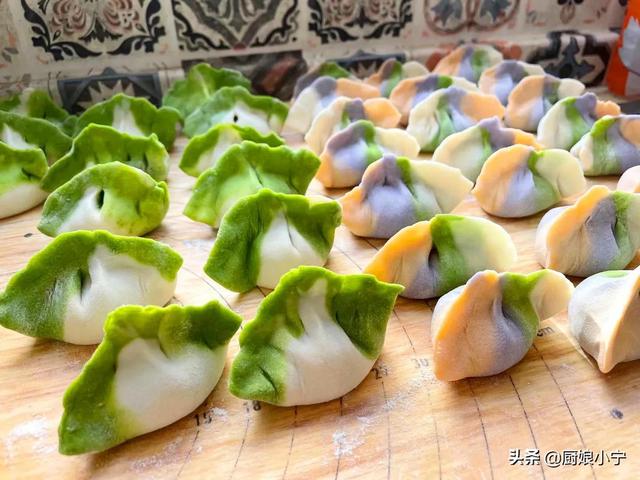 彩色饺子皮怎么做，彩色饺子皮怎么做不变色窍门（冬至教你做彩色饺子）