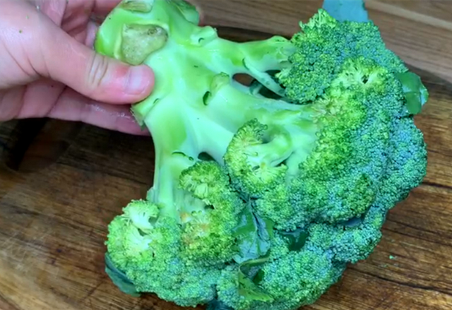 西兰花如何清洗，怎么清洗西兰花（西蓝花千万别用清水洗）