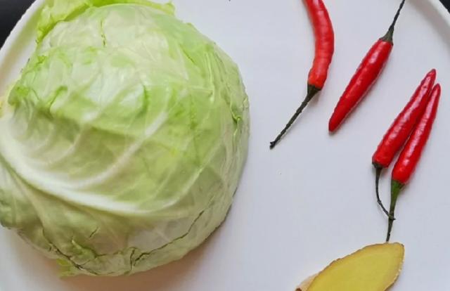 莲白怎么炒，莲白怎么炒素炒好吃（年夜饭中不可缺少的家常菜《手撕莲白》）