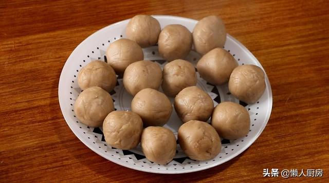 栗子饼的制作方法，栗子鸡蛋饼的制作方法（教你做一道甜而不腻的栗子饼）