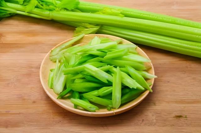 芹菜炒肉丝的做法，芹菜炒肉丝的做法窍门（芹菜脆嫩肉丝不柴呢）