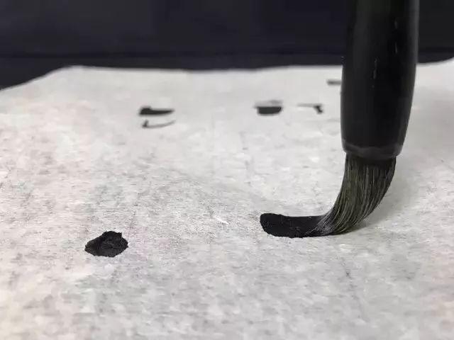 初学者怎样练毛笔字 教你写出好看的书法，初学者怎样练毛笔字（初练毛笔字，究竟如何开始写）