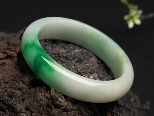 什么是糯种翡翠，糯种翡翠属于什么档次（糯种翡翠鉴别）