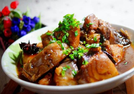 红烧草鱼怎么做，红烧草鱼怎么做好吃又简单（教你在家做红烧草鱼块）
