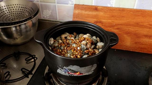 花蛤粉丝简单的做法，媳妇在家秘制花蛤粉丝煲