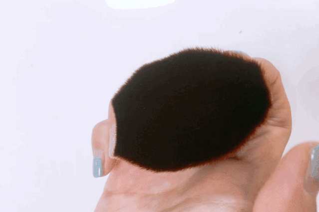 蜜粉刷和散粉刷的区别，蜜粉刷和散粉刷的区别是什么（都说“粉底刷”碾压“美妆蛋”）