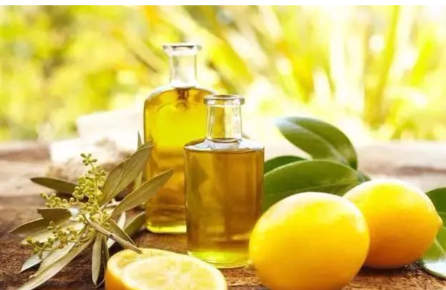 高档化妆品成分含有什么，化妆品都有什么主要成分（最近很火的“以油养肤”）