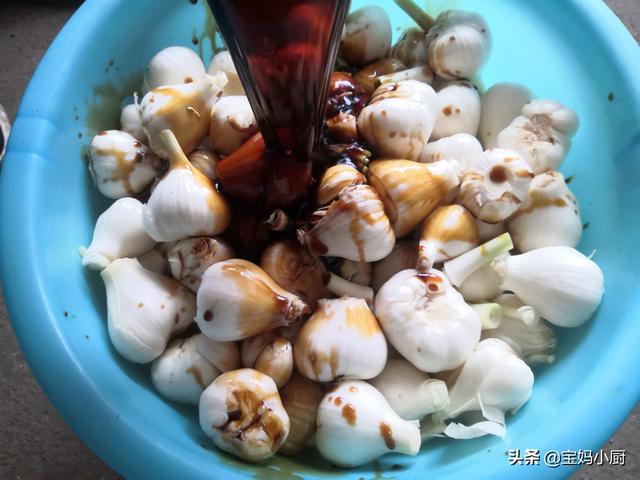 怎么样腌咸蒜好吃，自己动手腌咸蒜（实拍内蒙农村腌咸蒜）