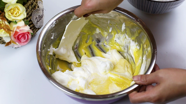 烤蛋糕需要准备什么材料，初学者做蛋糕需要些什么食材（出炉瞬间被烧光）