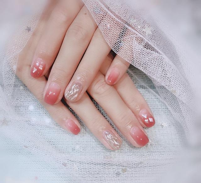 透明指甲油怎么涂好看，指甲涂透明指甲油好不好（赶走夏日炎热怎能少得了它）