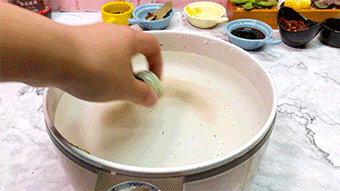 熟鹌鹑蛋怎么炒好吃，圣女果炒鹌鹑蛋（香炒鹌鹑蛋居然如此美味）