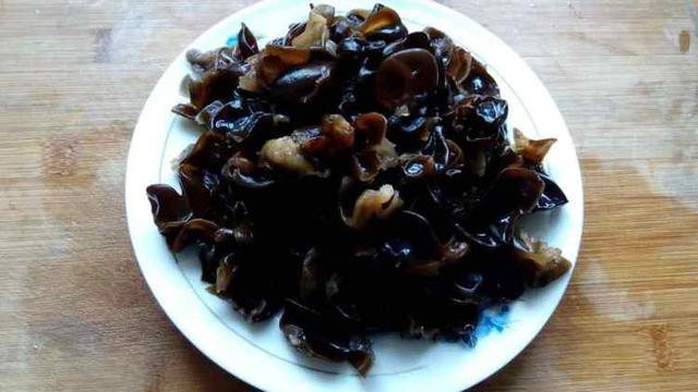 木耳炒鸡蛋做法，黑木耳炒鸡蛋的功效（木耳先下锅就错了）