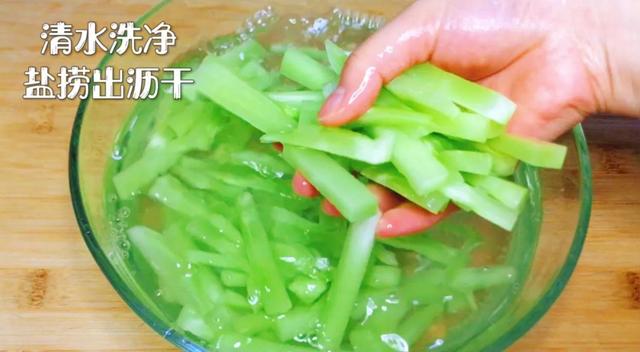 辣炒莴苣怎么做，炒莴苣最简单的做法（香辣莴笋最简单脆口的做法）