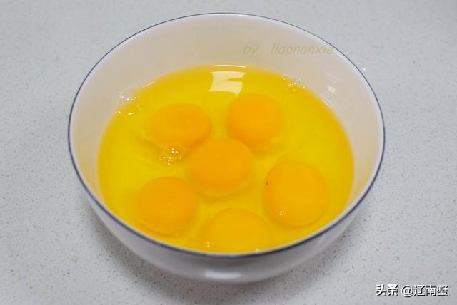 三鲜素水饺怎么做，什么叫素三鲜水饺（老妈做的素三鲜饺子）