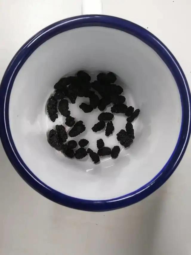 桑葚干的功效与禁忌，桑葚干的功效与作用禁忌有哪些（桑葚干是酒精最大的克星？不实）