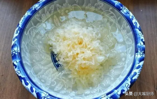 银耳汤如何出胶，银耳汤怎么才能出胶（有2点很关键）