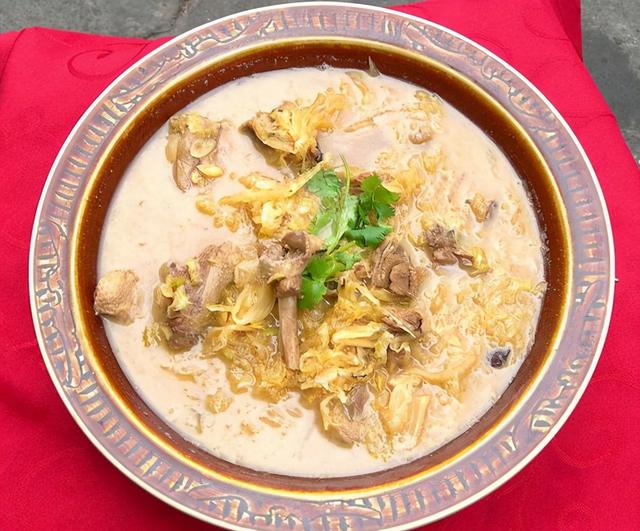 酸菜怎么做好吃，五花肉炖酸菜怎么做好吃（不管是聚会还是家宴都是很好的选择）