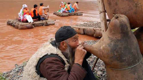 漫话黄河上的羊皮筏子，黄河上竟然出现了一只羊皮筏子（漫话宁夏羊皮筏子）