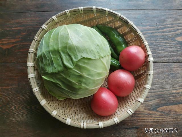 西红柿炒大头菜，大头菜的家常做法西红柿炒大头菜（包菜和西红柿一起搭配炒）