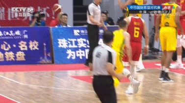 李楠回应周琦近况，中国男篮12人照片（郭艾伦回应对手动作大）