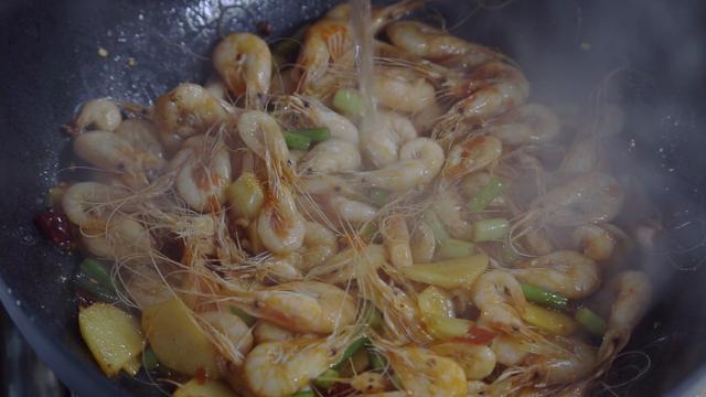 油爆虾怎么做好吃,怎样做油爆虾才好吃(这样做油爆虾在家也能做出大厨的味道) 油爆虾怎么做好吃,怎样做油爆虾才好吃(这样做油爆虾在家也能做出大厨的味道)