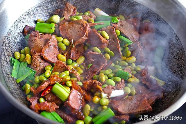 隔山肉焖毛豆的做法，毛豆排骨焖饭（这菜再贵也要常给孩子吃）