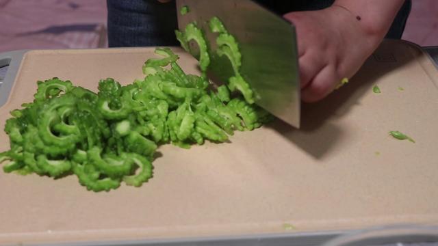 苦瓜炒鸡蛋怎么炒好吃，如何做苦瓜炒鸡蛋好吃又不苦（这才是苦瓜炒鸡蛋更好吃的做法）