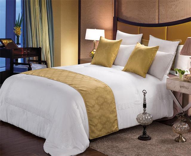 酒店床上一条长条布有什么用，酒店床上的横条布是做什么用的